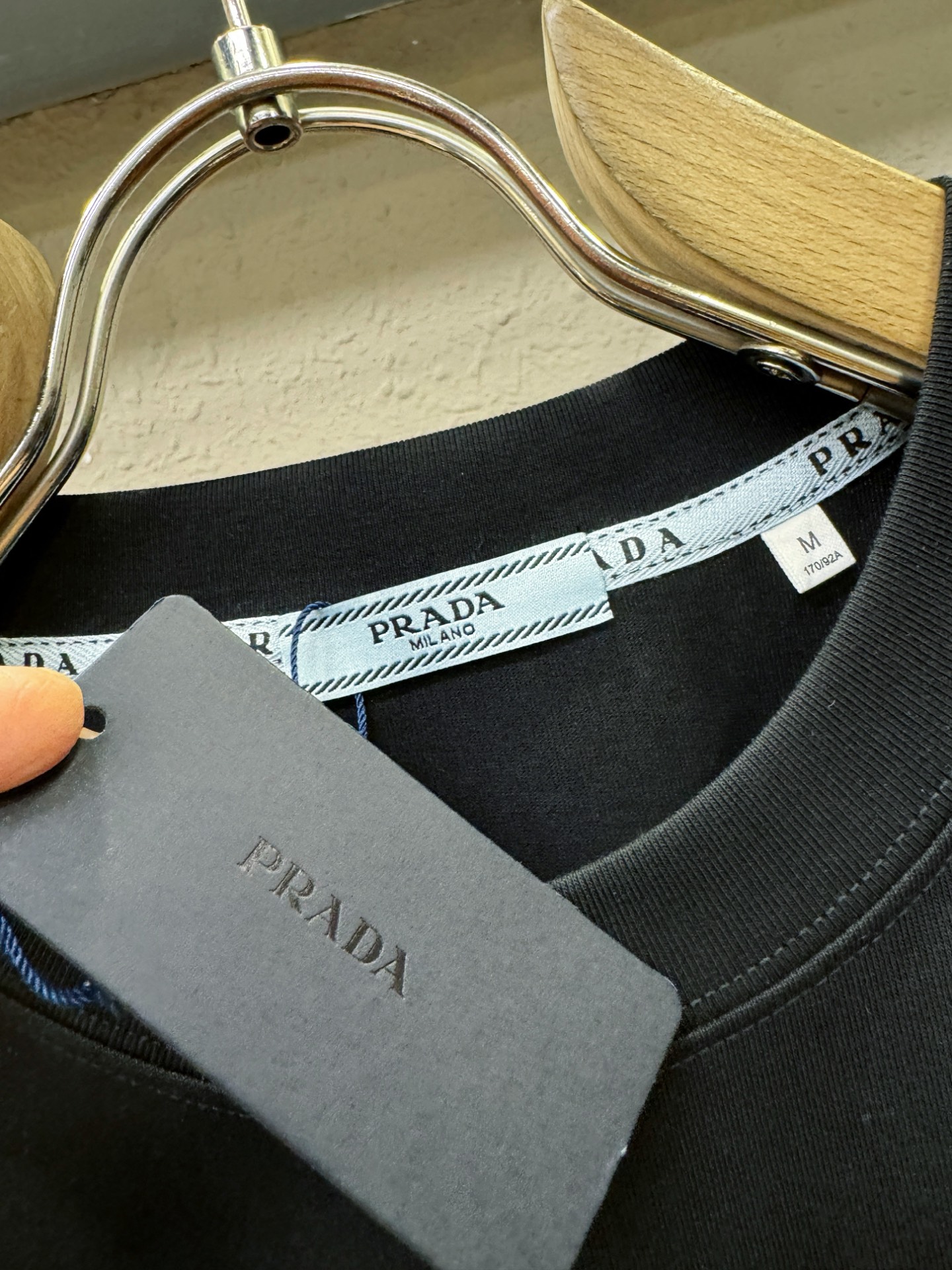 PRADA 普拉达 2026新款短袖T恤!男女同款!走秀图案时尚休闲短袖T恤衫!设计logo设计!极具设计精选客供面料 PRADA 普拉达 2026新款短袖T恤!男女同款!走秀图案时尚休闲短袖T恤衫!设计logo设计!极具设计精选客供面料