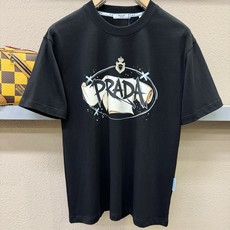 PRADA 普拉达 2026新款短袖T恤!男女同款!走秀图案时尚休闲短袖T恤衫!设计logo设计!极具设计精选客供面料 PRADA 普拉达 2026新款短袖T恤!男女同款!走秀图案时尚休闲短袖T恤衫!设计logo设计!极具设计精选客供面料