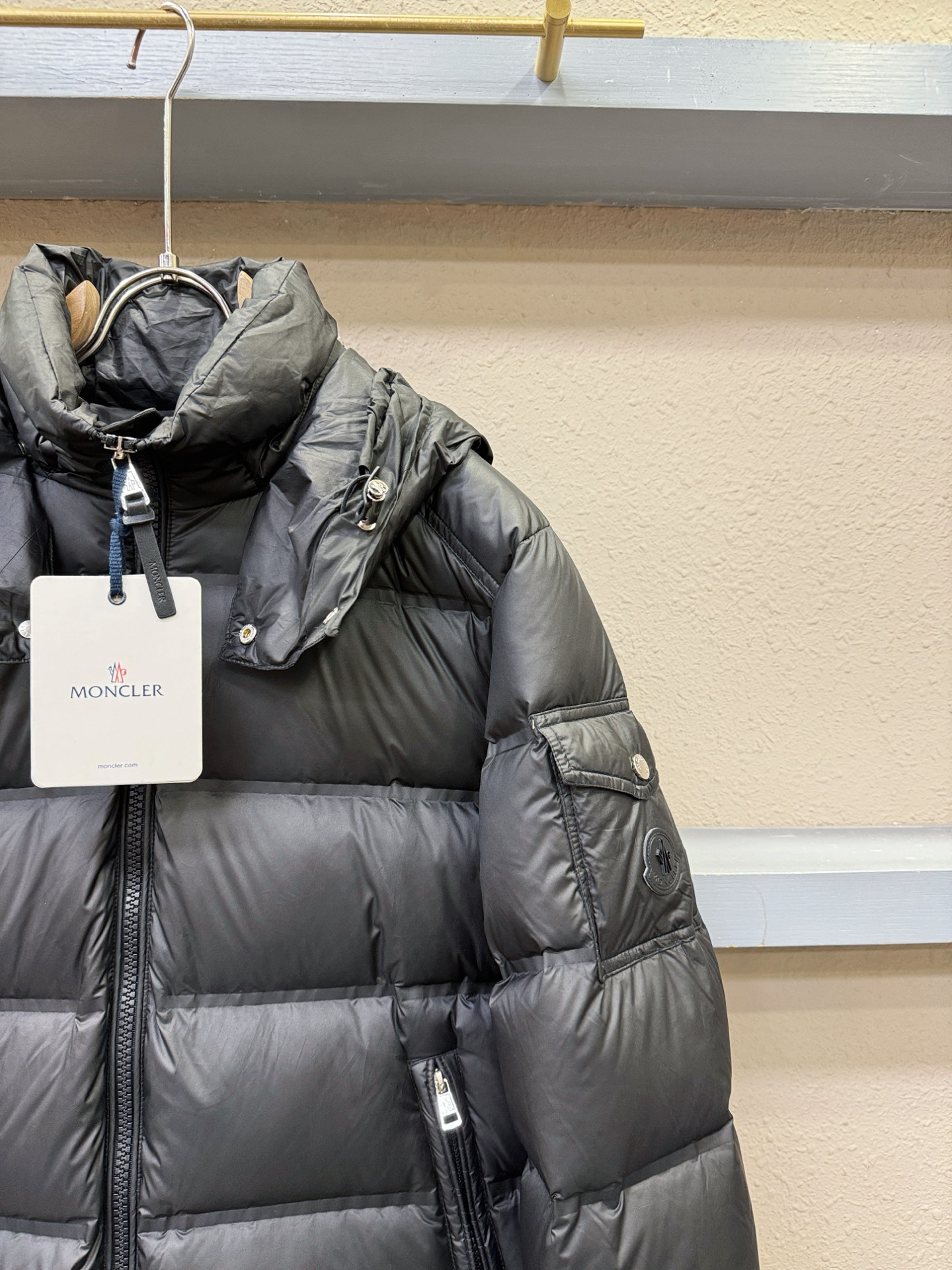 Moncler蒙口 2026新款羽绒服秀场新品，品相非常完美，专柜高科技防水面料，内里90%白鹅绒填充，舒适保暖，色泽饱