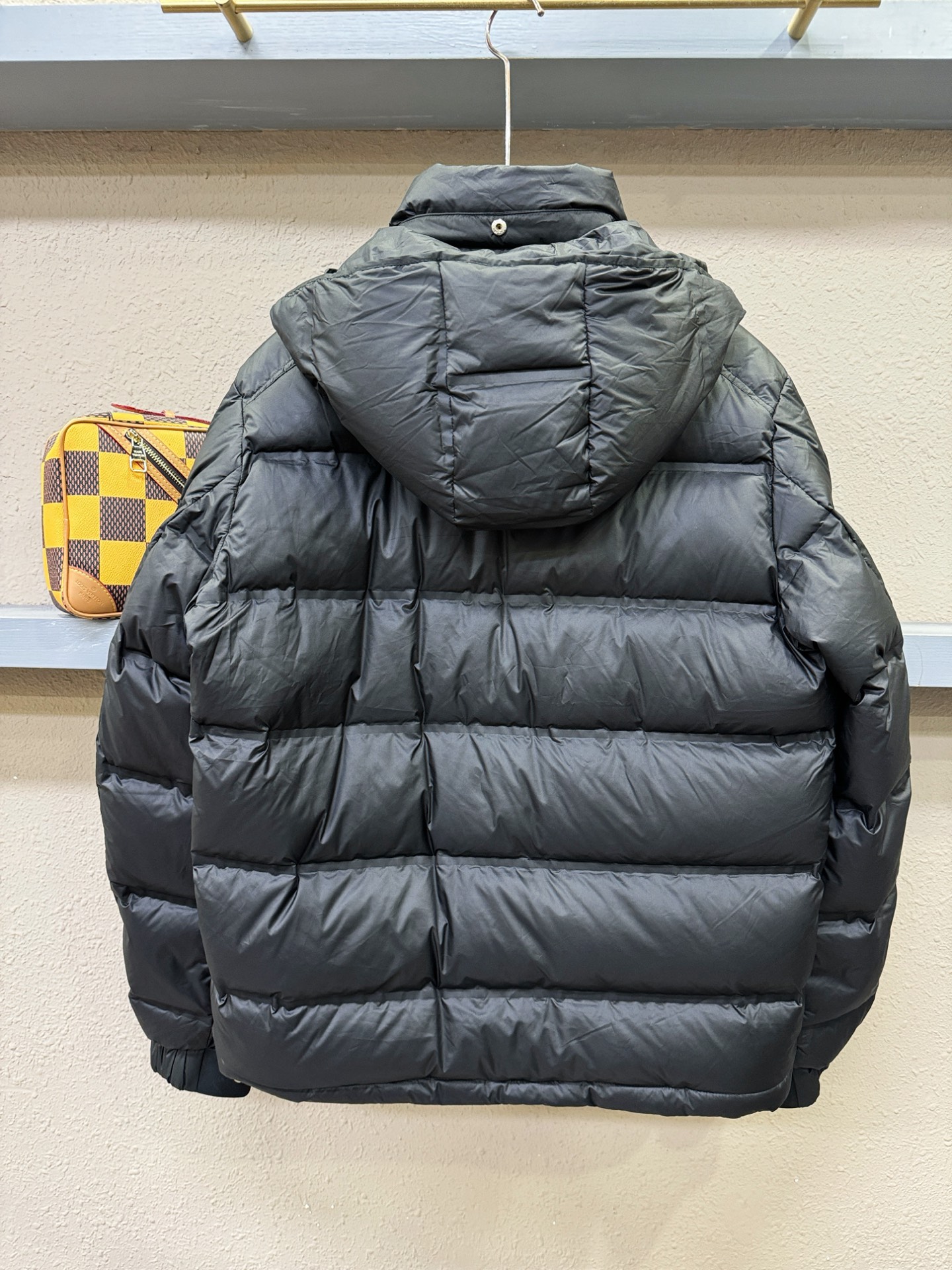 Moncler蒙口 2026新款羽绒服秀场新品，品相非常完美，专柜高科技防水面料，内里90%白鹅绒填充，舒适保暖，色泽饱