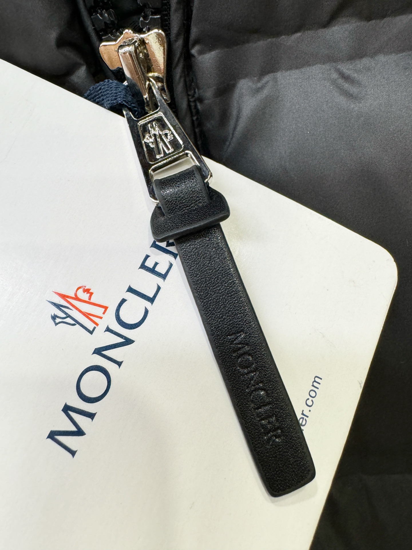 Moncler蒙口 2026新款羽绒服秀场新品，品相非常完美，专柜高科技防水面料，内里90%白鹅绒填充，舒适保暖，色泽饱