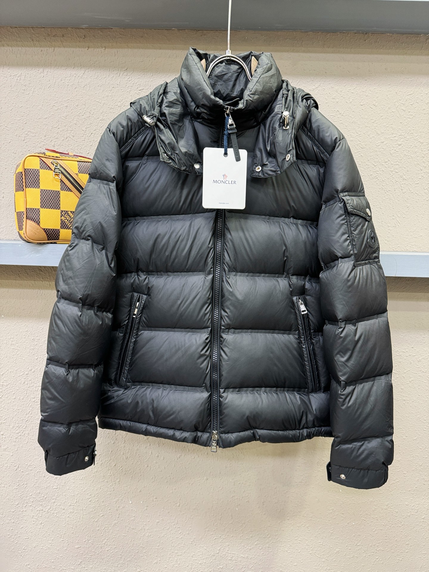 Moncler蒙口 2026新款羽绒服秀场新品，品相非常完美，专柜高科技防水面料，内里90%白鹅绒填充，舒适保暖，色泽饱