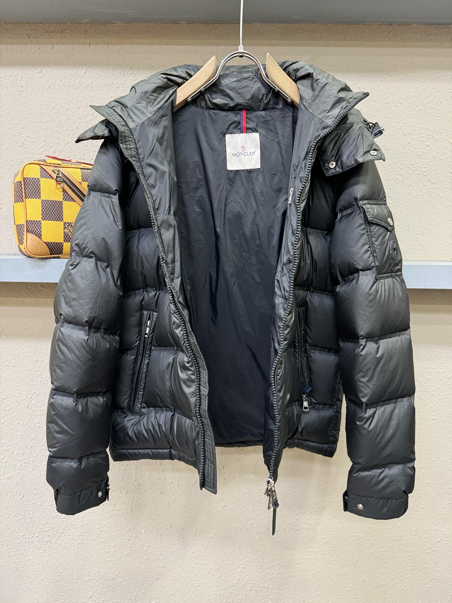 Moncler蒙口 2026新款羽绒服秀场新品，品相非常完美，专柜高科技防水面料，内里90%白鹅绒填充，舒适保暖，色泽饱