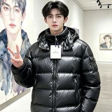 Moncler蒙口 2026新款羽绒服秀场新品,品相非常完美,专柜高科技防水面料,内里90%白鹅绒填充,舒适保暖,色泽饱 Moncler蒙口 2026新款羽绒服秀场新品,品相非常完美,专柜高科技防水面料,内里90%白鹅绒填充,舒适保暖,色泽饱