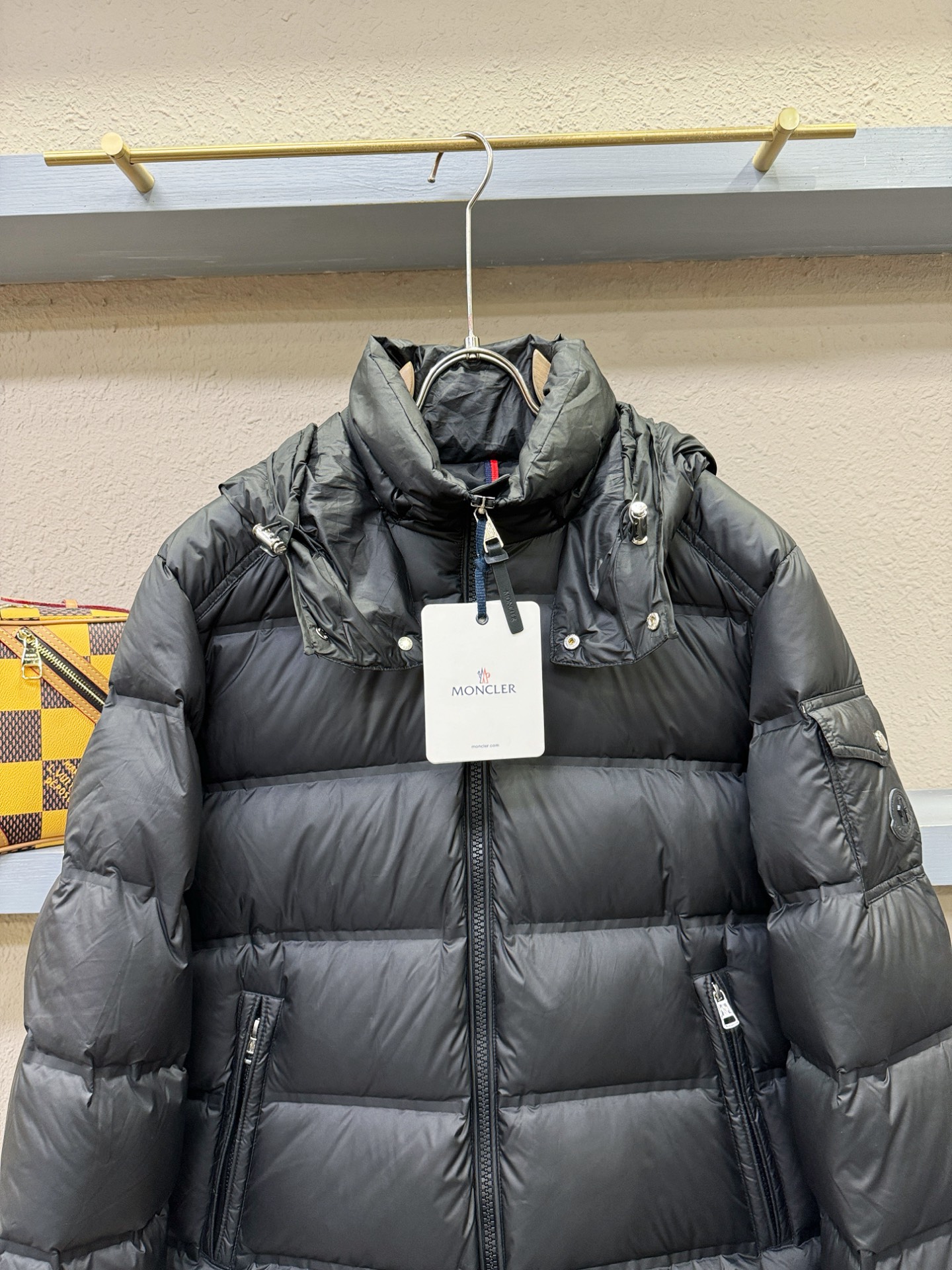 Moncler蒙口 2026新款羽绒服秀场新品，品相非常完美，专柜高科技防水面料，内里90%白鹅绒填充，舒适保暖，色泽饱