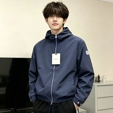 Moncler蒙口 2026新款夹克外套,原单狠货 意大利进口面料时尚夹克外套。欧洲专柜同步,上身更随意大方,专柜原版 Moncler蒙口 2026新款夹克外套,原单狠货 意大利进口面料时尚夹克外套。欧洲专柜同步,上身更随意大方,专柜原版