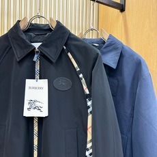 BURBERRY巴宝莉 2026新款夹克外套,原单狠货 意大利进口面料时尚夹克外套。欧洲专柜同步,上身更随意大方,专柜 BURBERRY巴宝莉 2026新款夹克外套,原单狠货 意大利进口面料时尚夹克外套。欧洲专柜同步,上身更随意大方,专柜