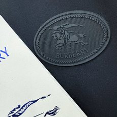 BURBERRY巴宝莉 2026新款夹克外套,原单狠货 意大利进口面料时尚夹克外套。欧洲专柜同步,上身更随意大方,专柜 BURBERRY巴宝莉 2026新款夹克外套,原单狠货 意大利进口面料时尚夹克外套。欧洲专柜同步,上身更随意大方,专柜