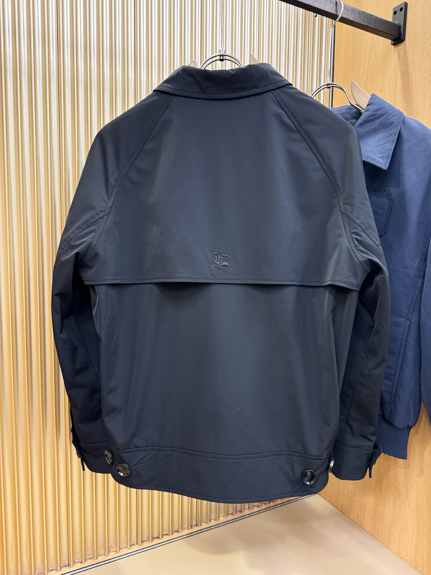 BURBERRY巴宝莉 2026新款夹克外套,原单狠货 意大利进口面料时尚夹克外套。欧洲专柜同步,上身更随意大方,专柜 BURBERRY巴宝莉 2026新款夹克外套,原单狠货 意大利进口面料时尚夹克外套。欧洲专柜同步,上身更随意大方,专柜