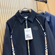 BURBERRY巴宝莉 2026新款夹克外套,原单狠货 意大利进口面料时尚夹克外套。欧洲专柜同步,上身更随意大方,专柜 BURBERRY巴宝莉 2026新款夹克外套,原单狠货 意大利进口面料时尚夹克外套。欧洲专柜同步,上身更随意大方,专柜