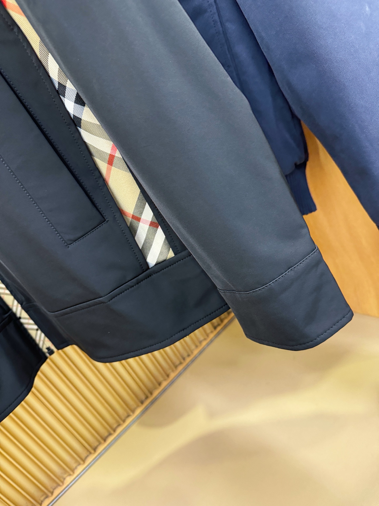 BURBERRY巴宝莉 2026新款夹克外套,原单狠货 意大利进口面料时尚夹克外套。欧洲专柜同步,上身更随意大方,专柜 BURBERRY巴宝莉 2026新款夹克外套,原单狠货 意大利进口面料时尚夹克外套。欧洲专柜同步,上身更随意大方,专柜