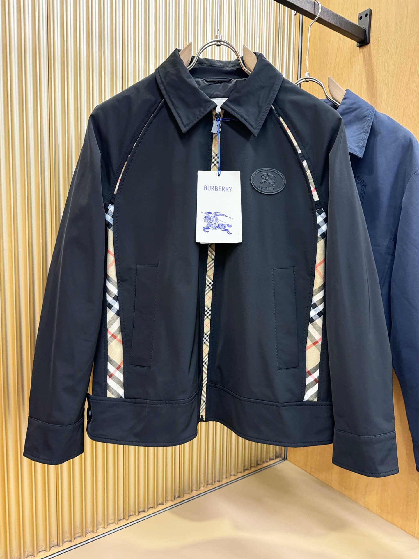 BURBERRY巴宝莉 2026新款夹克外套,原单狠货 意大利进口面料时尚夹克外套。欧洲专柜同步,上身更随意大方,专柜 BURBERRY巴宝莉 2026新款夹克外套,原单狠货 意大利进口面料时尚夹克外套。欧洲专柜同步,上身更随意大方,专柜