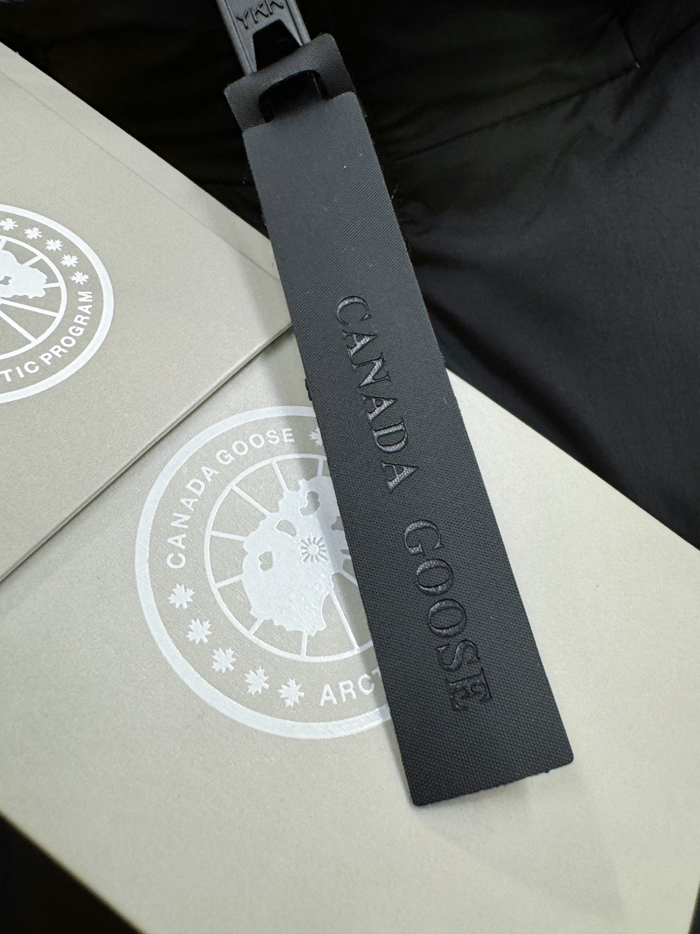 加拿大鹅 品牌Canada Goose  2026新款羽绒服秀场新品，品相非常完美，专柜高科技防水面料，内里90%白鹅绒