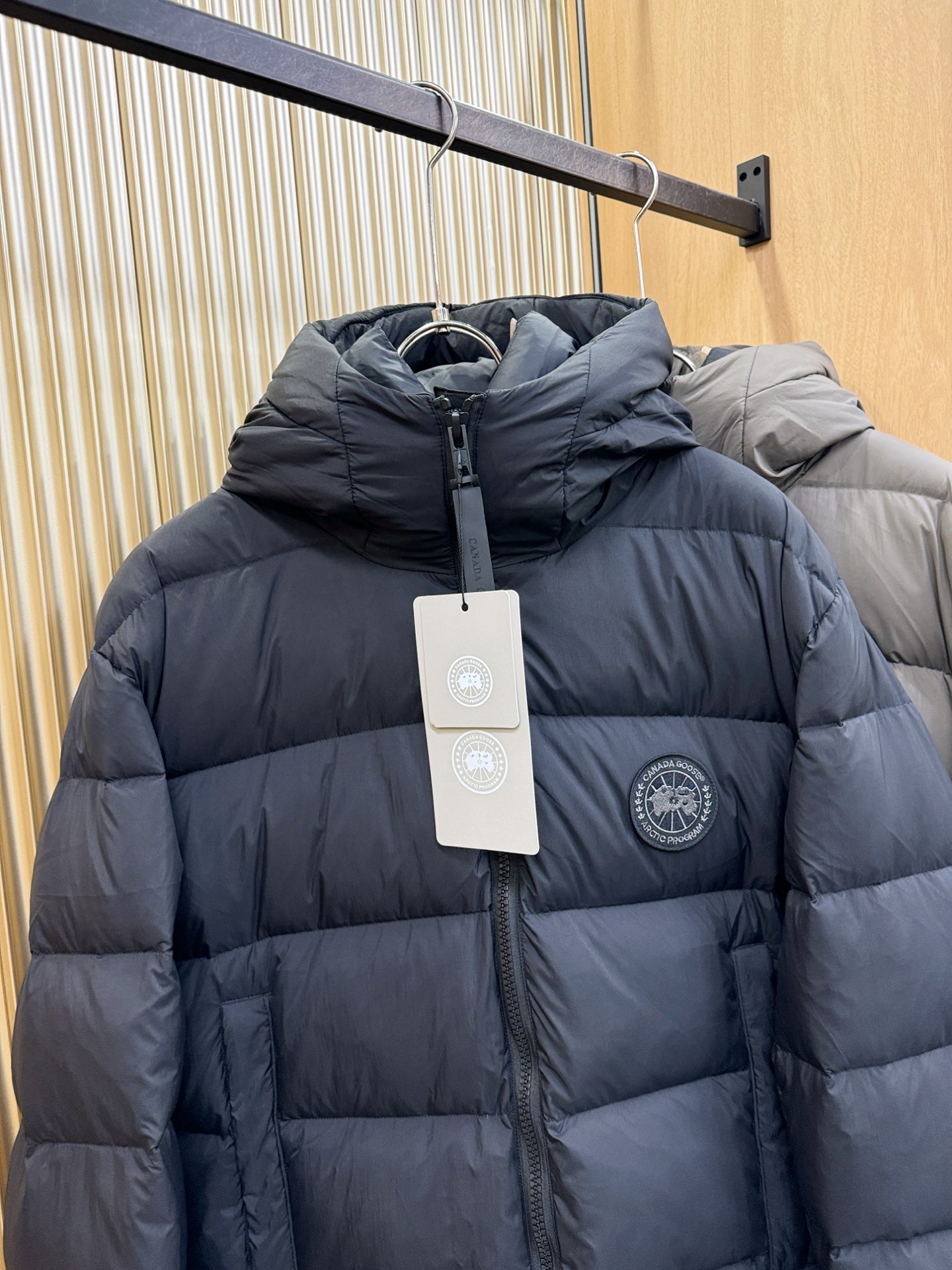 加拿大鹅 品牌Canada Goose  2026新款羽绒服秀场新品，品相非常完美，专柜高科技防水面料，内里90%白鹅绒