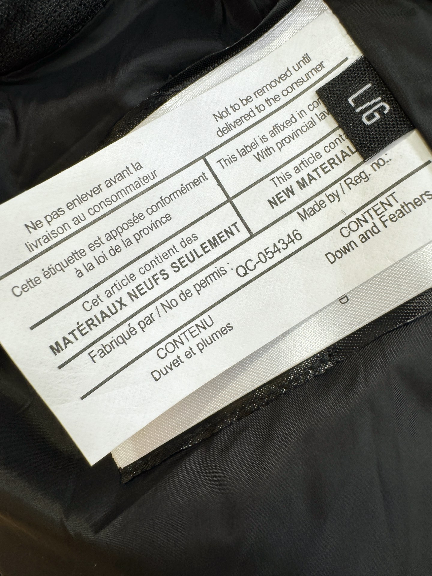 加拿大鹅 品牌Canada Goose  2026新款羽绒服秀场新品，品相非常完美，专柜高科技防水面料，内里90%白鹅绒