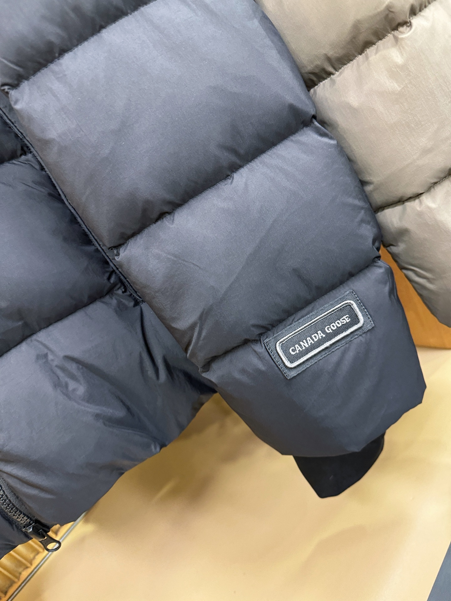 加拿大鹅 品牌Canada Goose  2026新款羽绒服秀场新品，品相非常完美，专柜高科技防水面料，内里90%白鹅绒