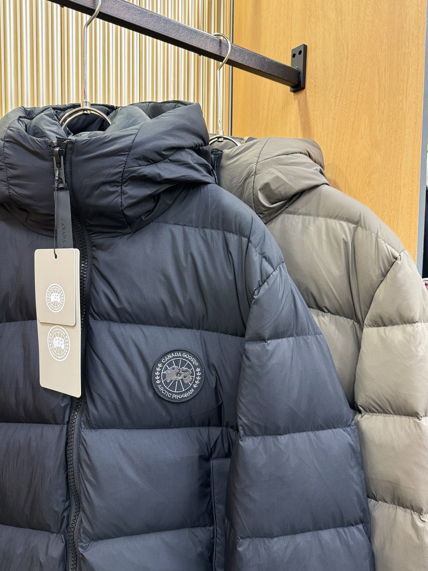 加拿大鹅 品牌Canada Goose  2026新款羽绒服秀场新品，品相非常完美，专柜高科技防水面料，内里90%白鹅绒