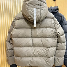 加拿大鹅 品牌Canada Goose 2026新款羽绒服秀场新品,品相非常完美,专柜高科技防水面料,内里90%白鹅绒 加拿大鹅 品牌Canada Goose 2026新款羽绒服秀场新品,品相非常完美,专柜高科技防水面料,内里90%白鹅绒