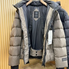 加拿大鹅 品牌Canada Goose 2026新款羽绒服秀场新品,品相非常完美,专柜高科技防水面料,内里90%白鹅绒 加拿大鹅 品牌Canada Goose 2026新款羽绒服秀场新品,品相非常完美,专柜高科技防水面料,内里90%白鹅绒