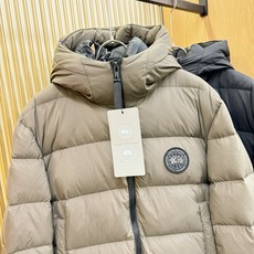 加拿大鹅 品牌Canada Goose 2026新款羽绒服秀场新品,品相非常完美,专柜高科技防水面料,内里90%白鹅绒 加拿大鹅 品牌Canada Goose 2026新款羽绒服秀场新品,品相非常完美,专柜高科技防水面料,内里90%白鹅绒