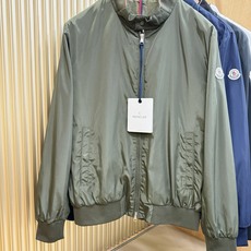 Moncler蒙口 2026新款夹克外套,原单狠货 意大利进口面料时尚夹克外套。欧洲专柜同步,上身更随意大方,专柜原版 Moncler蒙口 2026新款夹克外套,原单狠货 意大利进口面料时尚夹克外套。欧洲专柜同步,上身更随意大方,专柜原版