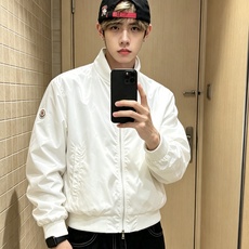 Moncler蒙口 2026新款夹克外套,原单狠货 意大利进口面料时尚夹克外套。欧洲专柜同步,上身更随意大方,专柜原版 Moncler蒙口 2026新款夹克外套,原单狠货 意大利进口面料时尚夹克外套。欧洲专柜同步,上身更随意大方,专柜原版