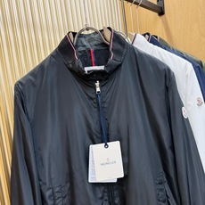Moncler蒙口 2026新款夹克外套,原单狠货 意大利进口面料时尚夹克外套。欧洲专柜同步,上身更随意大方,专柜原版 Moncler蒙口 2026新款夹克外套,原单狠货 意大利进口面料时尚夹克外套。欧洲专柜同步,上身更随意大方,专柜原版