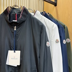 Moncler蒙口 2026新款夹克外套,原单狠货 意大利进口面料时尚夹克外套。欧洲专柜同步,上身更随意大方,专柜原版 Moncler蒙口 2026新款夹克外套,原单狠货 意大利进口面料时尚夹克外套。欧洲专柜同步,上身更随意大方,专柜原版