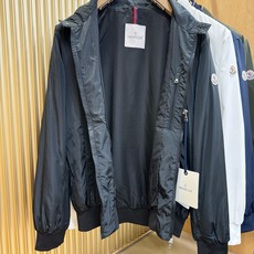 Moncler蒙口 2026新款夹克外套,原单狠货 意大利进口面料时尚夹克外套。欧洲专柜同步,上身更随意大方,专柜原版 Moncler蒙口 2026新款夹克外套,原单狠货 意大利进口面料时尚夹克外套。欧洲专柜同步,上身更随意大方,专柜原版