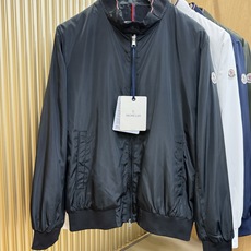 Moncler蒙口 2026新款夹克外套,原单狠货 意大利进口面料时尚夹克外套。欧洲专柜同步,上身更随意大方,专柜原版 Moncler蒙口 2026新款夹克外套,原单狠货 意大利进口面料时尚夹克外套。欧洲专柜同步,上身更随意大方,专柜原版