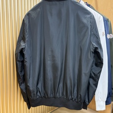 Moncler蒙口 2026新款夹克外套,原单狠货 意大利进口面料时尚夹克外套。欧洲专柜同步,上身更随意大方,专柜原版 Moncler蒙口 2026新款夹克外套,原单狠货 意大利进口面料时尚夹克外套。欧洲专柜同步,上身更随意大方,专柜原版