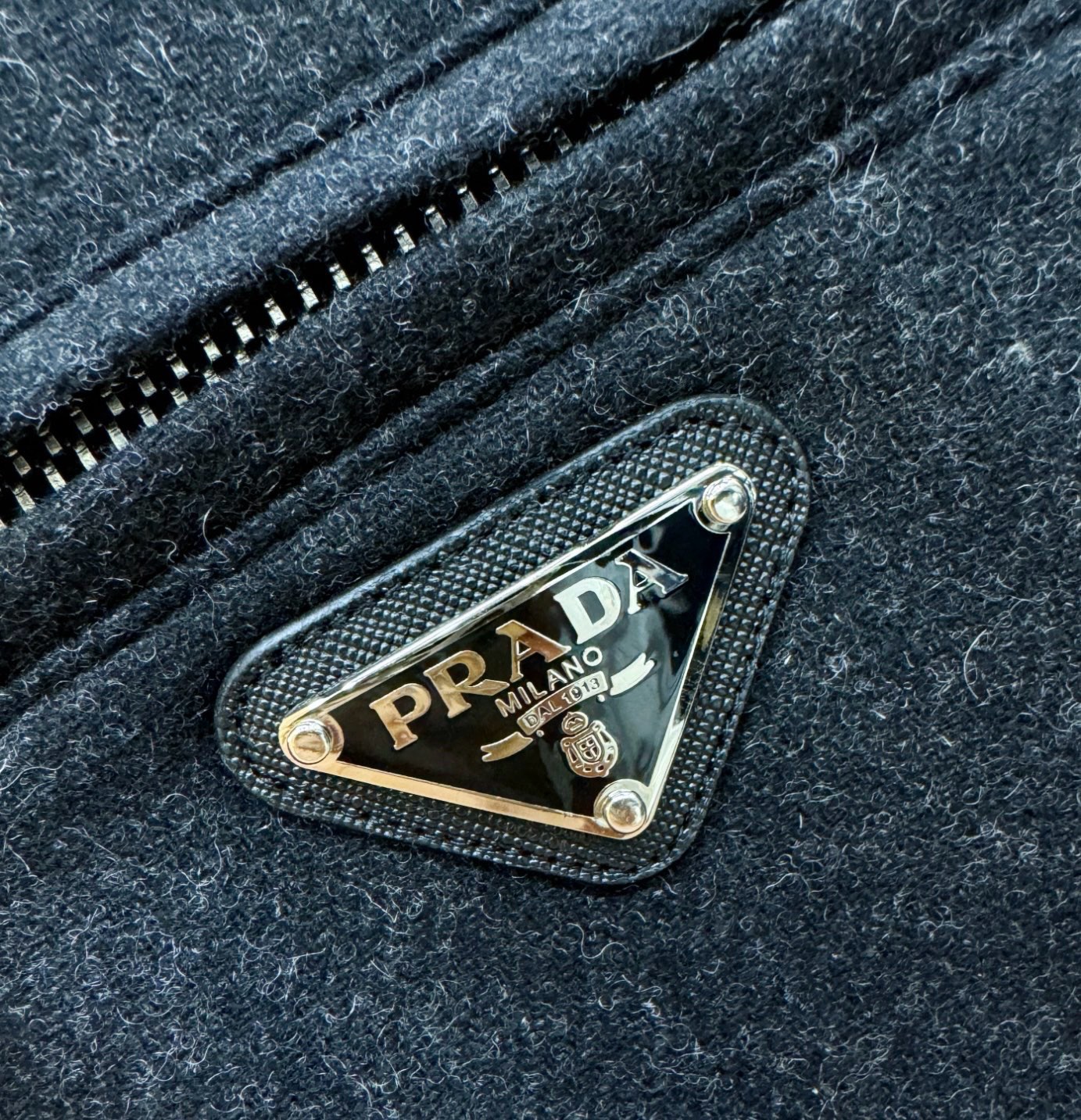 PRADA 普拉达 秋冬新款毛呢外套，超A原单外套！甄选顶级羊毛呢子面料打造。搭配经典Logo设计，高端典雅！官网原版五