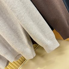 Loro Piana诺悠翩雅 2026秋冬新款羊毛毛衣,绵羊毛+桑蚕丝面料,秋冬系列经典设计!此款毛衣甄选客供进口羊毛 Loro Piana诺悠翩雅 2026秋冬新款羊毛毛衣,绵羊毛+桑蚕丝面料,秋冬系列经典设计!此款毛衣甄选客供进口羊毛