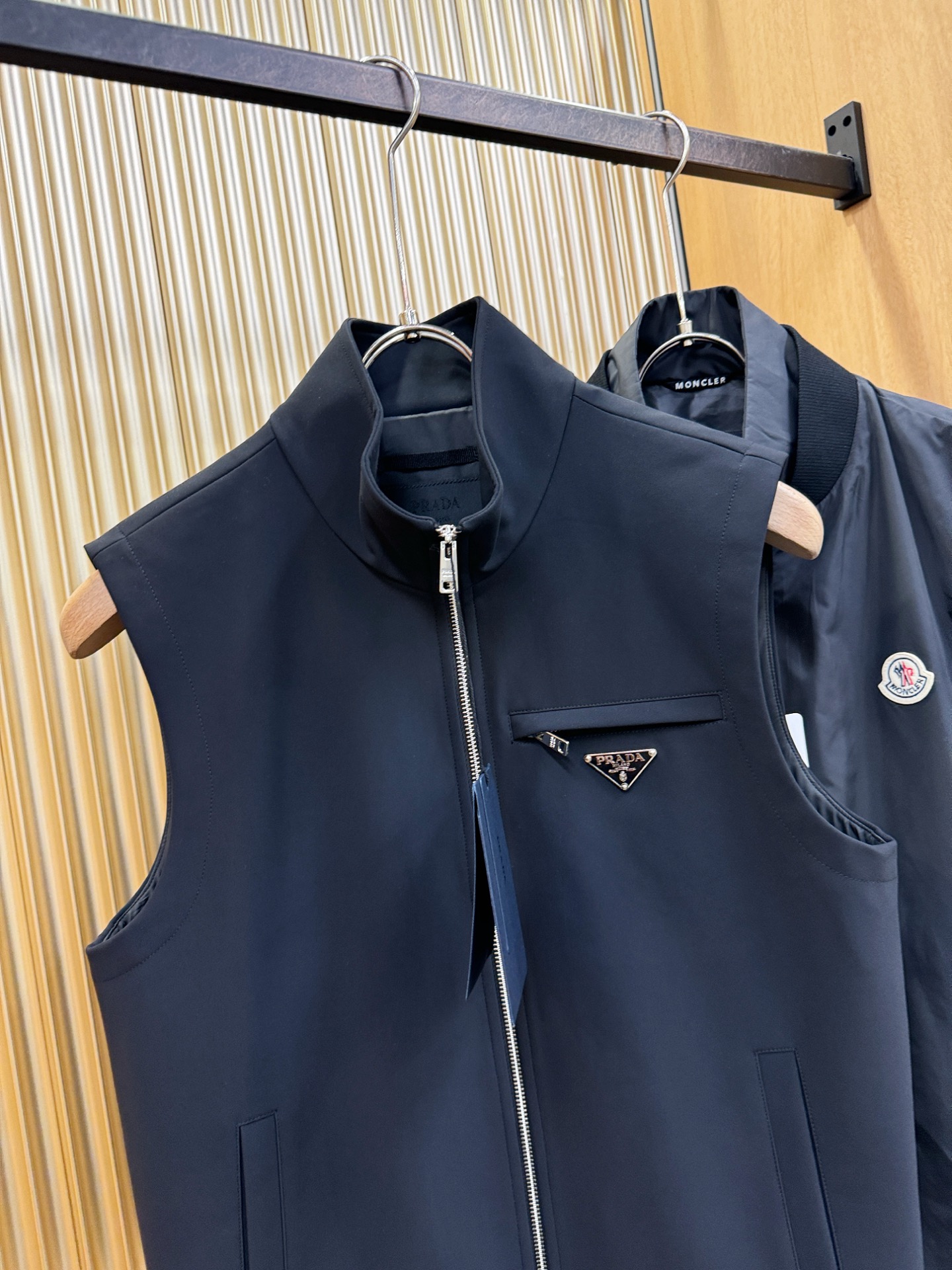 PRADA 普拉达 2026新款马甲，原单狠货 意大利进口面料时尚马甲。欧洲专柜同步，上身更随意大方，专柜原版五金奢华高