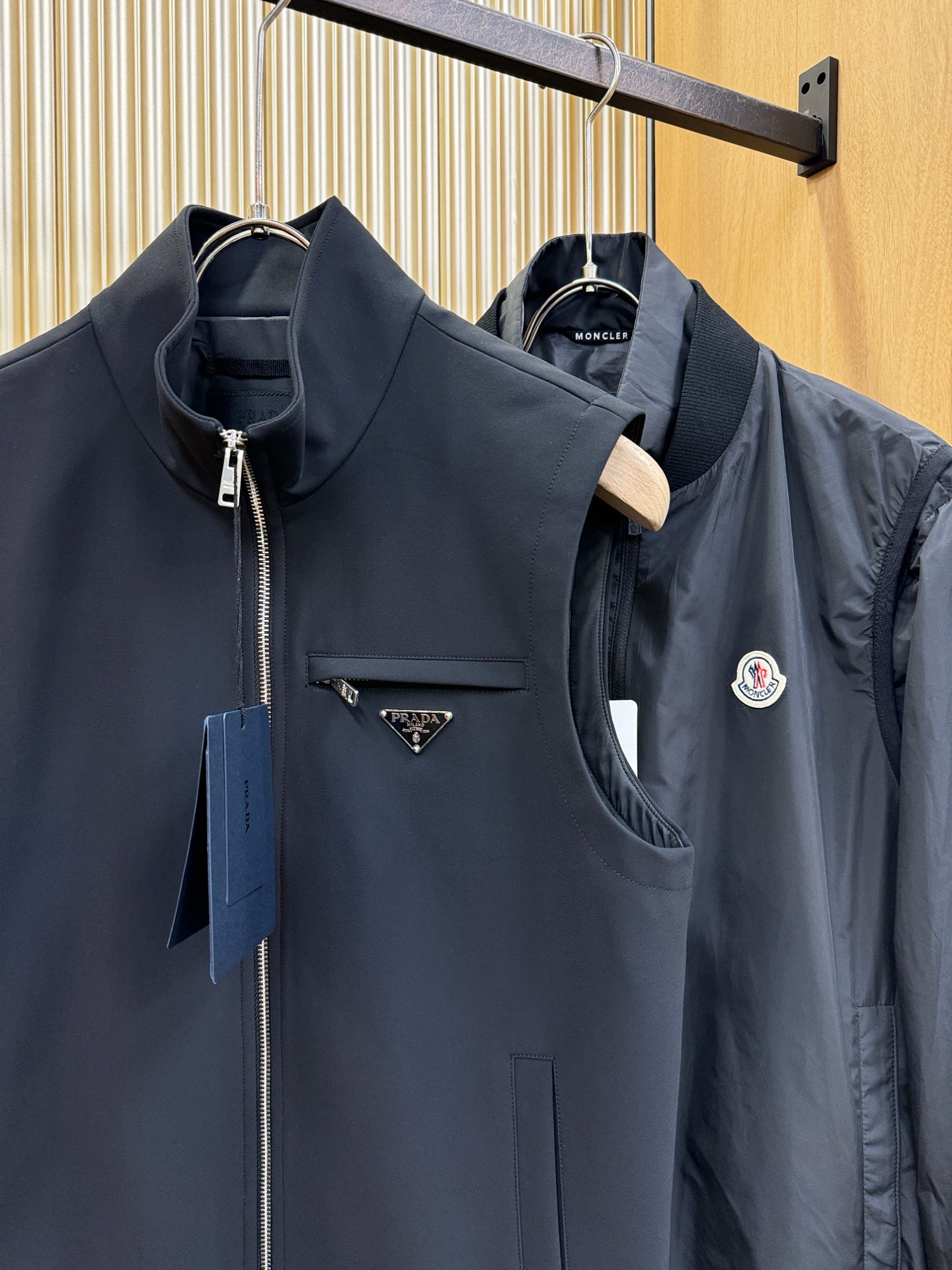 PRADA 普拉达 2026新款马甲，原单狠货 意大利进口面料时尚马甲。欧洲专柜同步，上身更随意大方，专柜原版五金奢华高