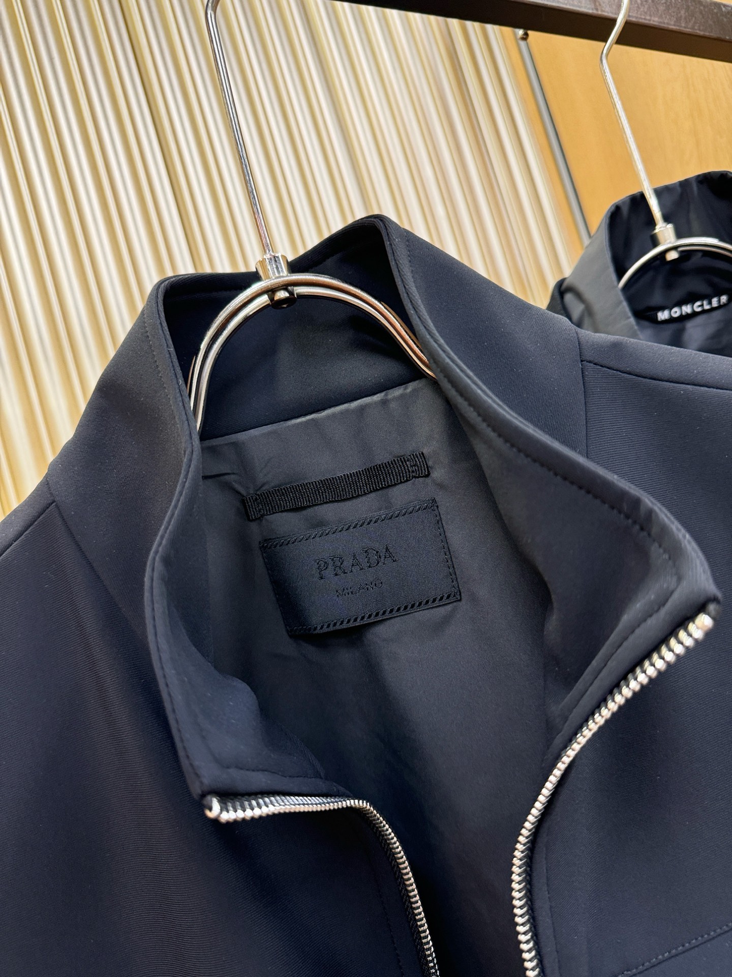 PRADA 普拉达 2026新款马甲，原单狠货 意大利进口面料时尚马甲。欧洲专柜同步，上身更随意大方，专柜原版五金奢华高