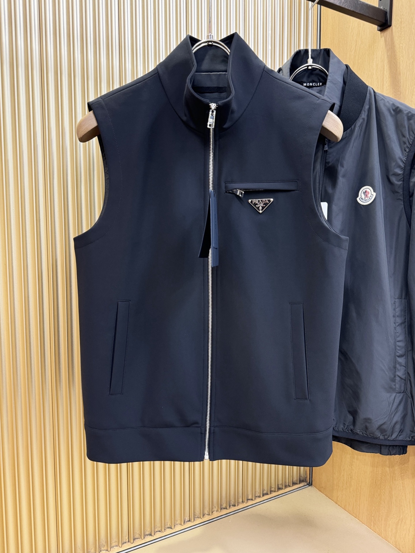 PRADA 普拉达 2026新款马甲，原单狠货 意大利进口面料时尚马甲。欧洲专柜同步，上身更随意大方，专柜原版五金奢华高