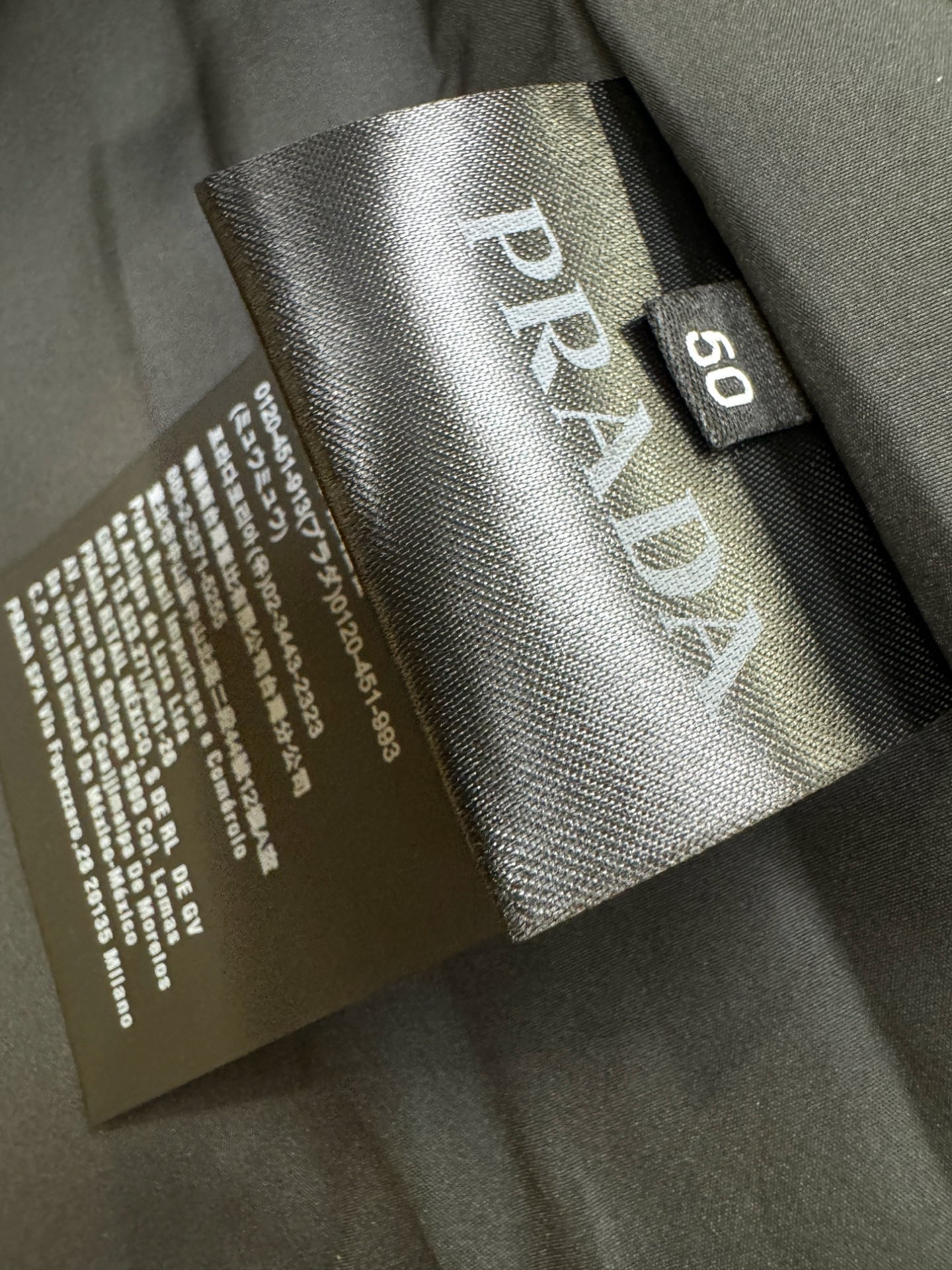 PRADA 普拉达 2026新款马甲，原单狠货 意大利进口面料时尚马甲。欧洲专柜同步，上身更随意大方，专柜原版五金奢华高
