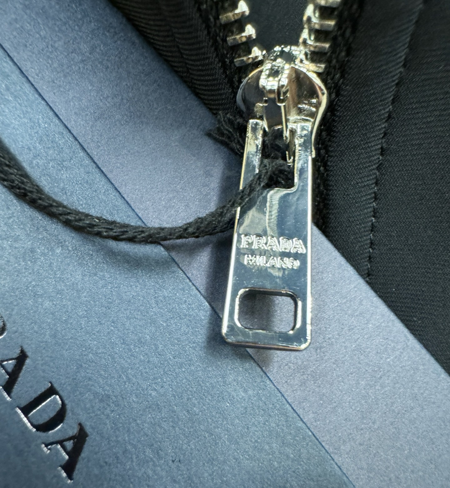 PRADA 普拉达 2026新款马甲，原单狠货 意大利进口面料时尚马甲。欧洲专柜同步，上身更随意大方，专柜原版五金奢华高