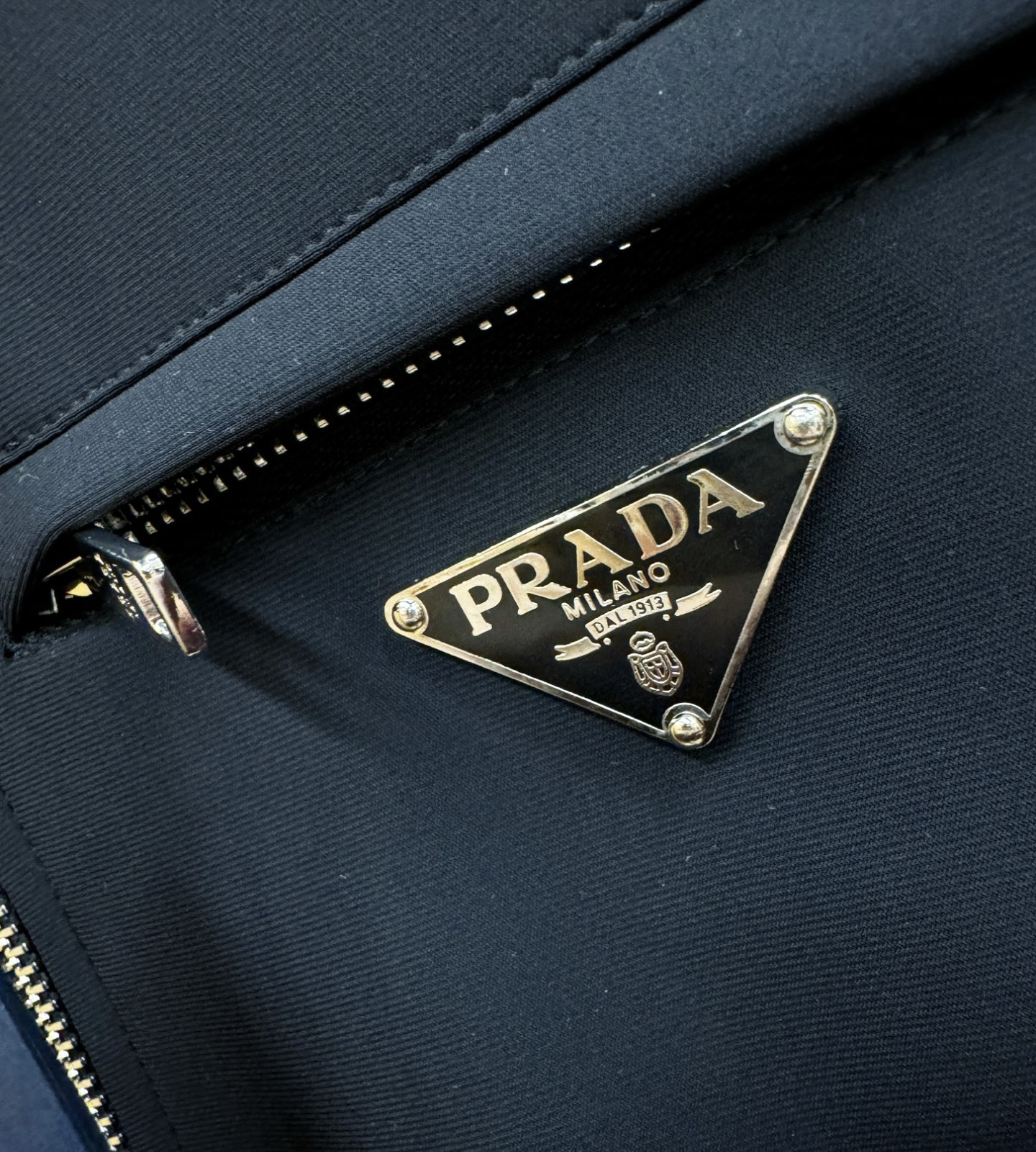 PRADA 普拉达 2026新款马甲，原单狠货 意大利进口面料时尚马甲。欧洲专柜同步，上身更随意大方，专柜原版五金奢华高