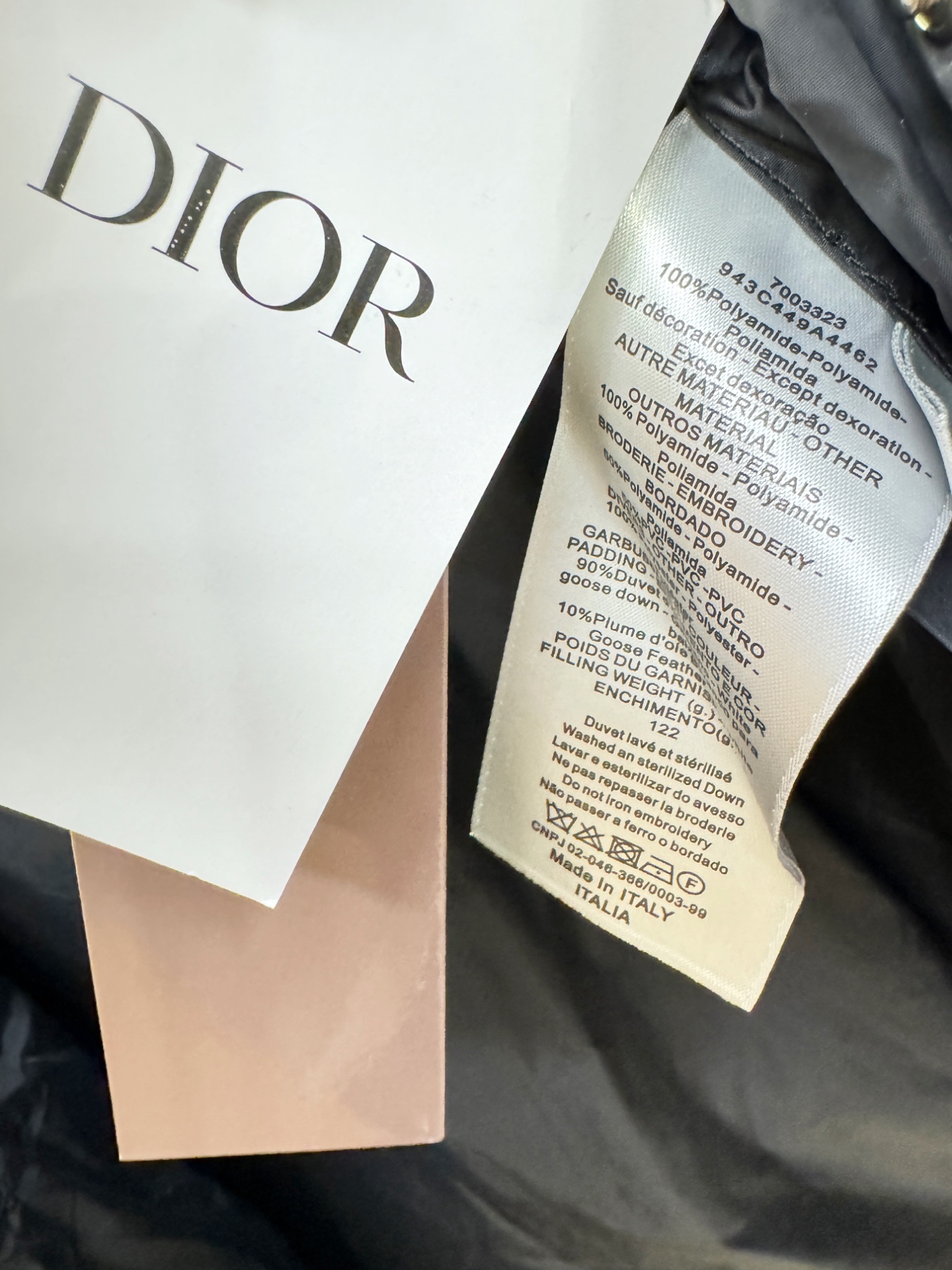 Dior迪奥 2026新款羽绒服秀场新品，品相非常完美，专柜高科技防水面料，内里90%白鹅绒填充，舒适保暖，色泽饱满诱人