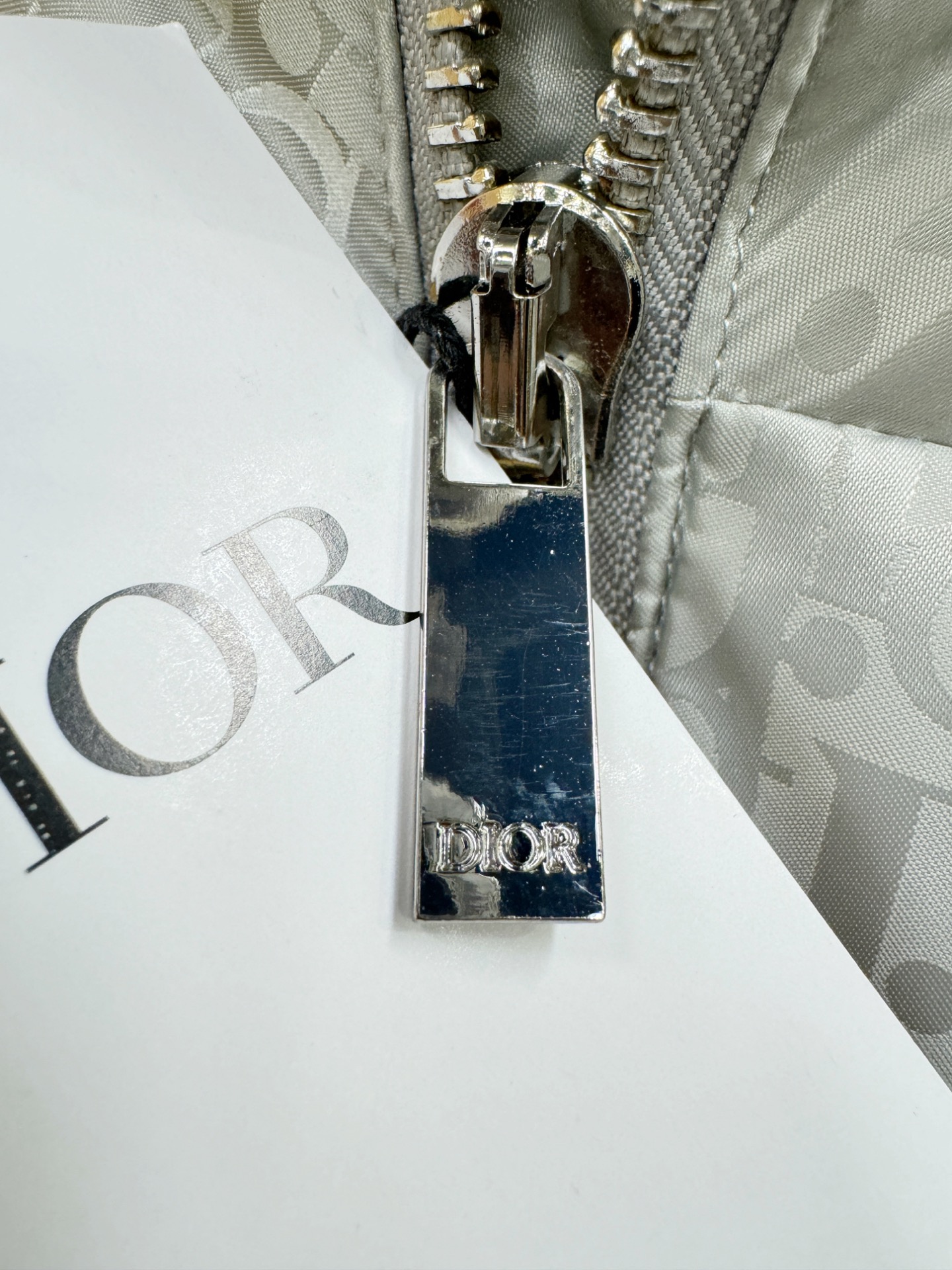 Dior迪奥 2026新款羽绒服秀场新品，品相非常完美，专柜高科技防水面料，内里90%白鹅绒填充，舒适保暖，色泽饱满诱人
