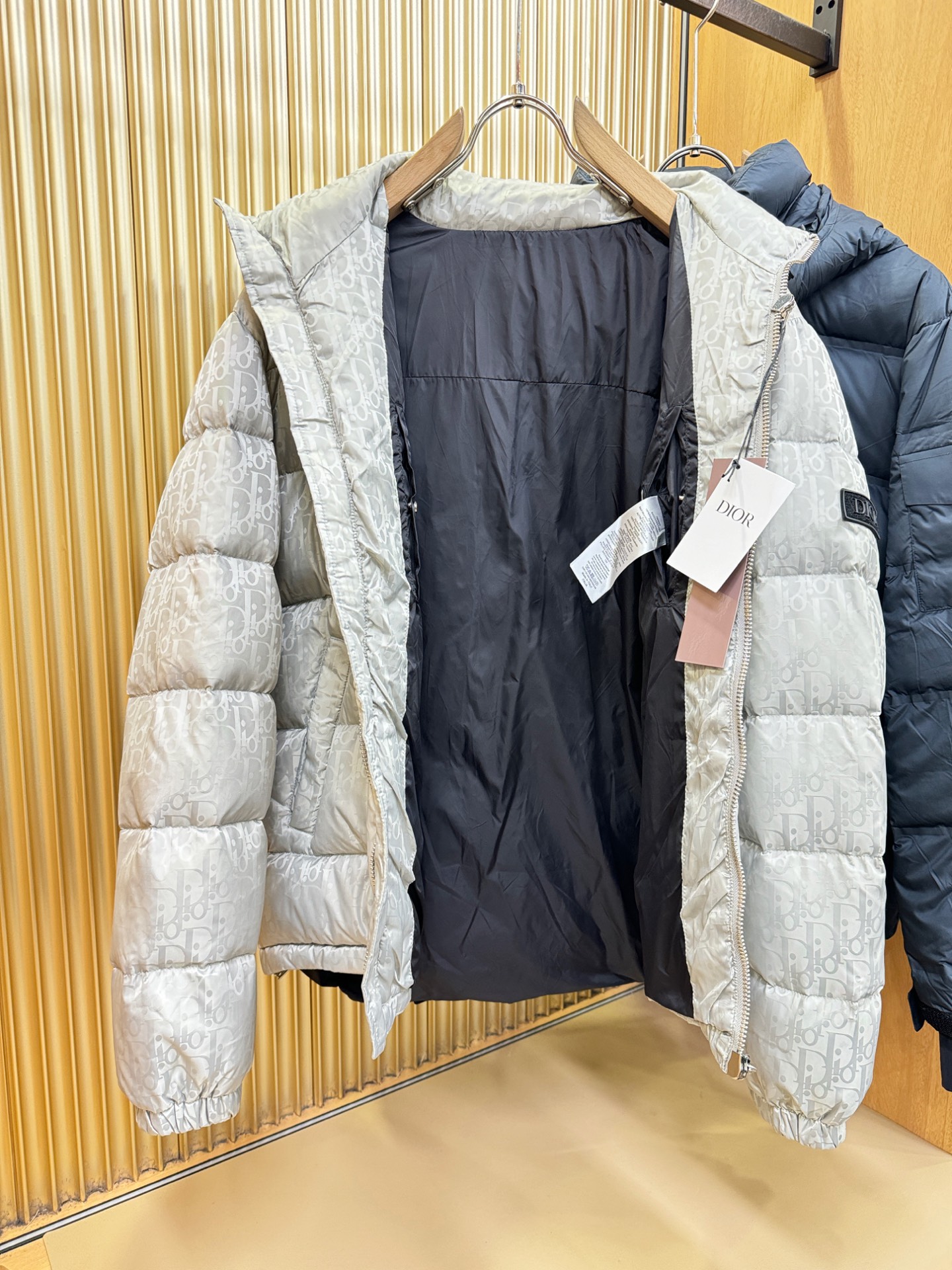 Dior迪奥 2026新款羽绒服秀场新品，品相非常完美，专柜高科技防水面料，内里90%白鹅绒填充，舒适保暖，色泽饱满诱人