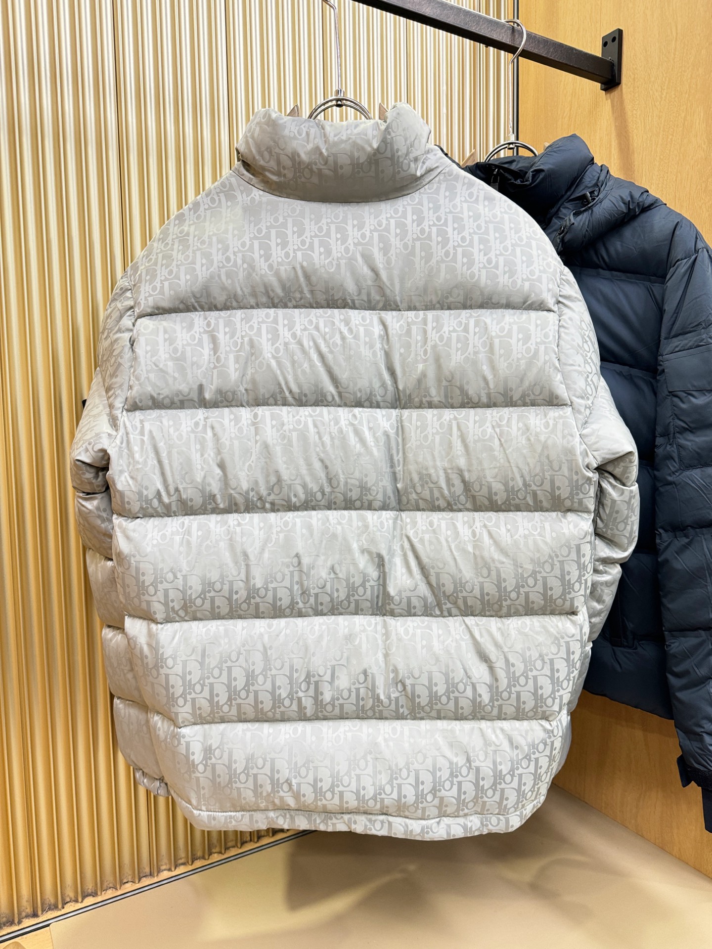 Dior迪奥 2026新款羽绒服秀场新品，品相非常完美，专柜高科技防水面料，内里90%白鹅绒填充，舒适保暖，色泽饱满诱人