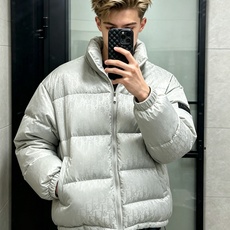 Dior迪奥 2026新款羽绒服秀场新品,品相非常完美,专柜高科技防水面料,内里90%白鹅绒填充,舒适保暖,色泽饱满诱人 Dior迪奥 2026新款羽绒服秀场新品,品相非常完美,专柜高科技防水面料,内里90%白鹅绒填充,舒适保暖,色泽饱满诱人