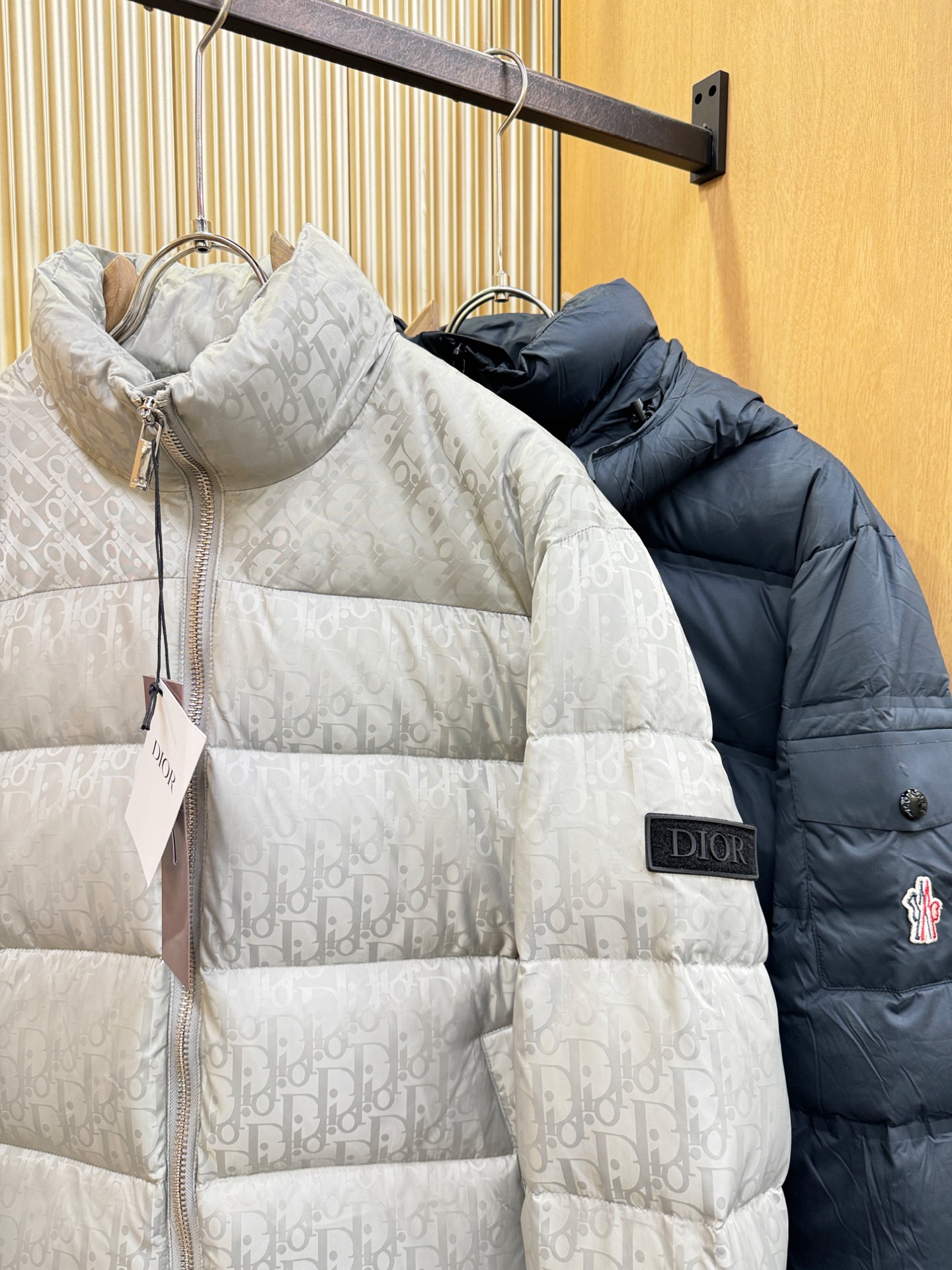 Dior迪奥 2026新款羽绒服秀场新品，品相非常完美，专柜高科技防水面料，内里90%白鹅绒填充，舒适保暖，色泽饱满诱人