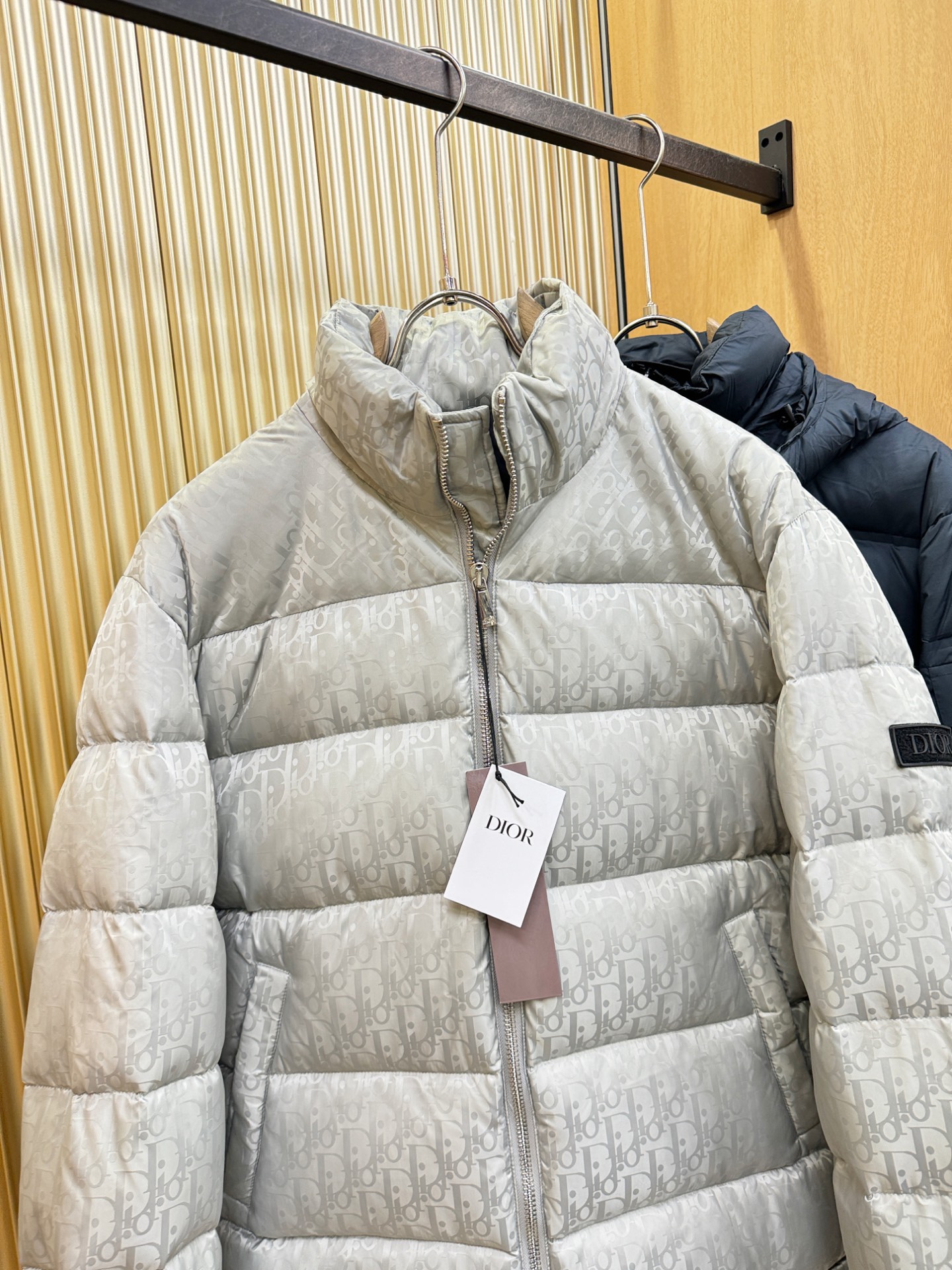 Dior迪奥 2026新款羽绒服秀场新品，品相非常完美，专柜高科技防水面料，内里90%白鹅绒填充，舒适保暖，色泽饱满诱人