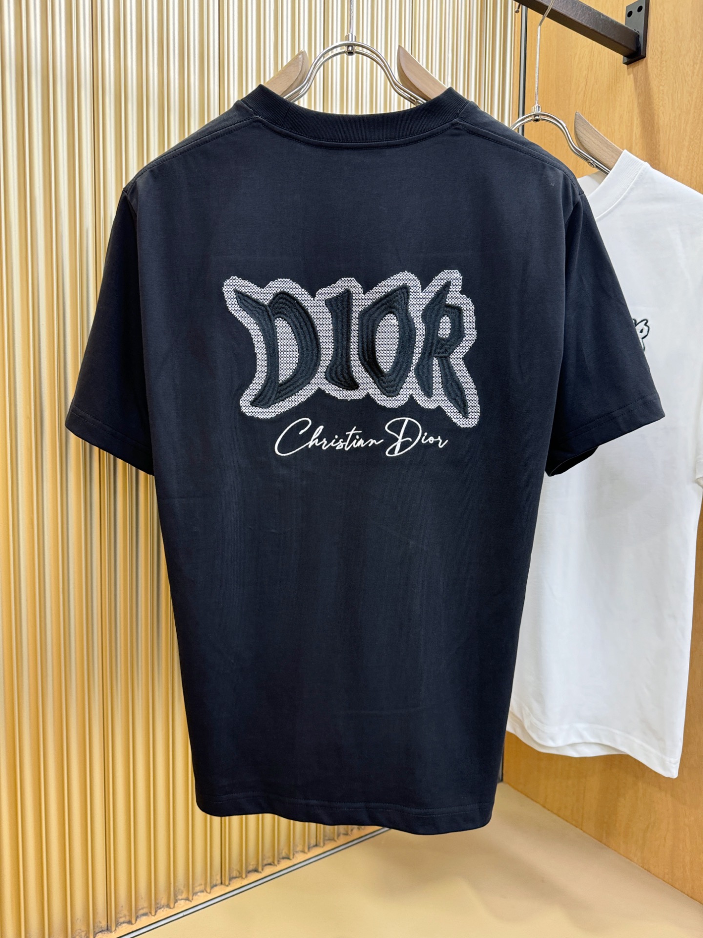 Dior迪奥 2026新款短袖T恤！男女同款！走秀图案时尚休闲短袖T恤衫！设计logo设计！极具设计精选客供面料，手感柔