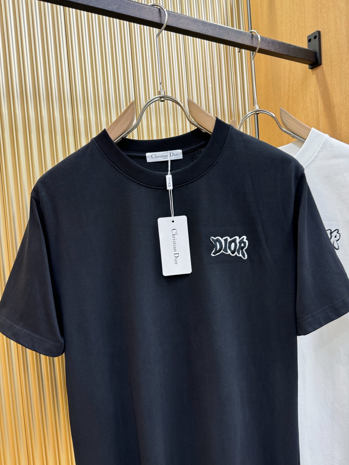 Dior迪奥 2026新款短袖T恤！男女同款！走秀图案时尚休闲短袖T恤衫！设计logo设计！极具设计精选客供面料，手感柔