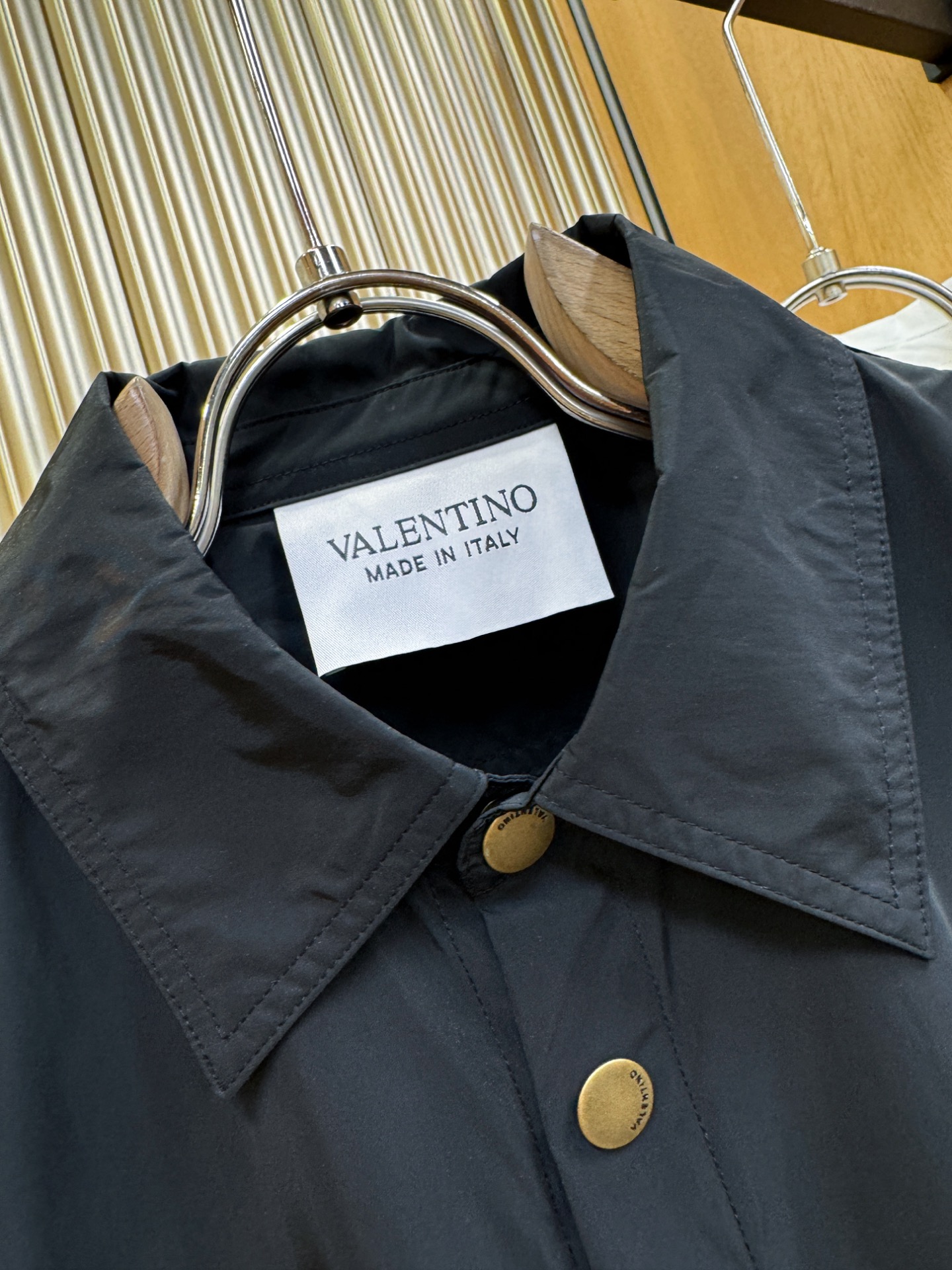 VALENTINO华伦天奴 2026新款衬衣,贸易公司渠道稀出,领先官网发售!经典休闲衬衫搭配独特的设计,简洁干净、经 VALENTINO华伦天奴 2026新款衬衣,贸易公司渠道稀出,领先官网发售!经典休闲衬衫搭配独特的设计,简洁干净、经